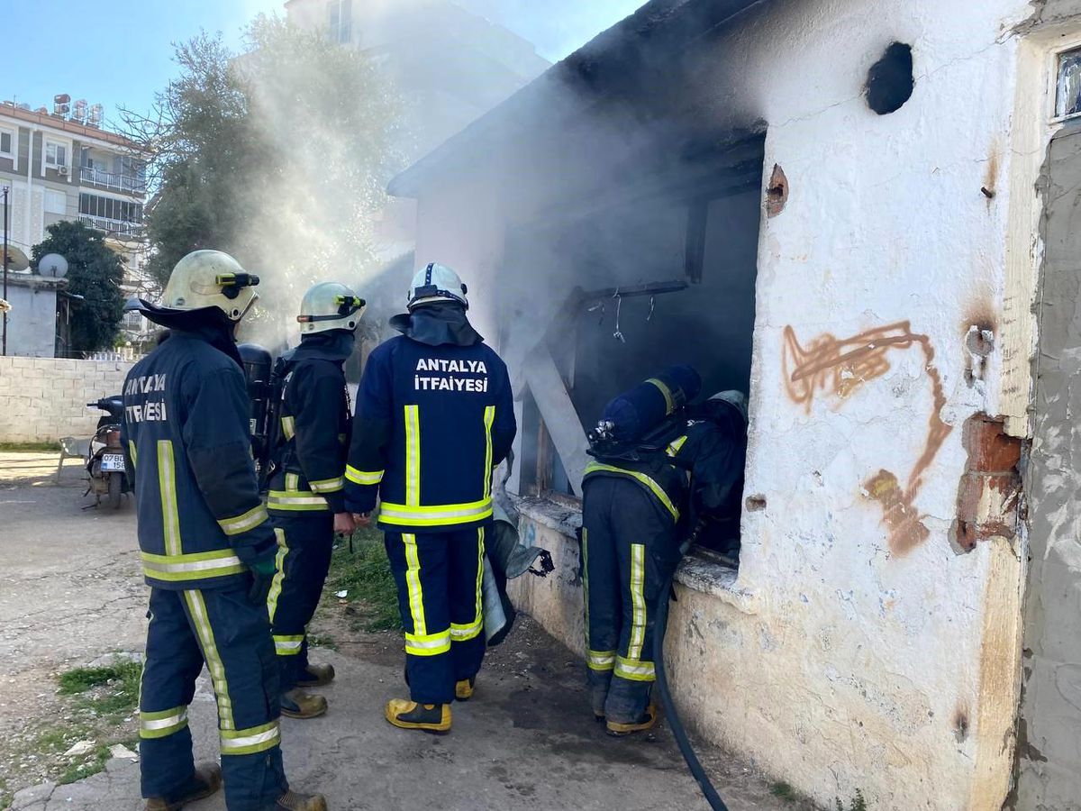 Evsizlerin kaldığı metruk binada yangın