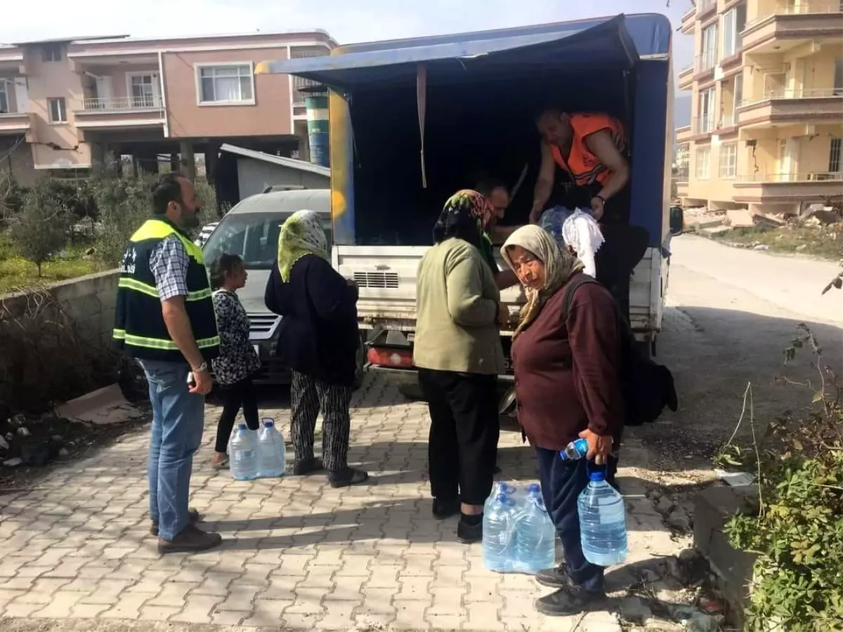 Gölcük Belediyesi Hatay\'da içme suyu dağıtıyor