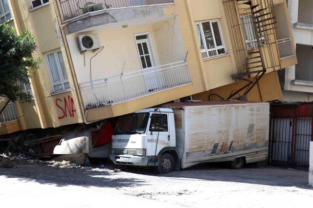 Her an çökebilir: Yan yatan 5 katlı binayı altında kalan kamyonet tutuyor Her an çökebilir: Yan yatan 5 katlı binayı altında kalan kamyonet tutuyor