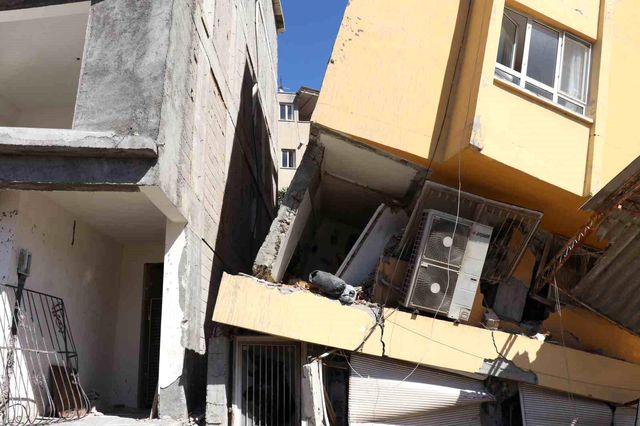 Her an çökebilir: Yan yatan 5 katlı binayı altında kalan kamyonet tutuyor Her an çökebilir: Yan yatan 5 katlı binayı altında kalan kamyonet tutuyor