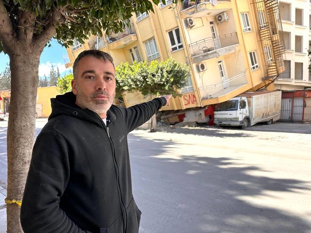 Her an çökebilir: Yan yatan 5 katlı binayı altında kalan kamyonet tutuyor Her an çökebilir: Yan yatan 5 katlı binayı altında kalan kamyonet tutuyor