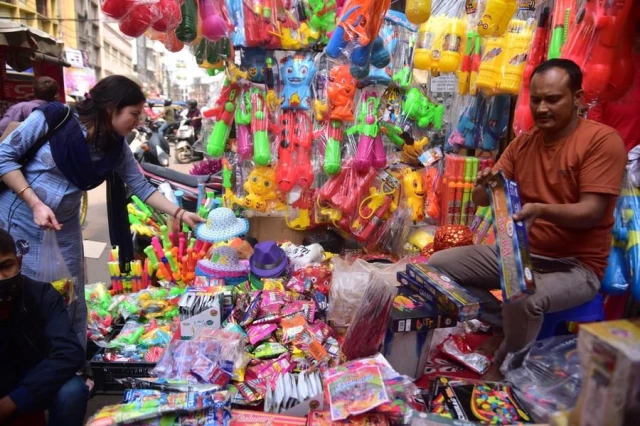 Hindistan Pazarları Hindu Renk Festivali Holi'ye Hazır