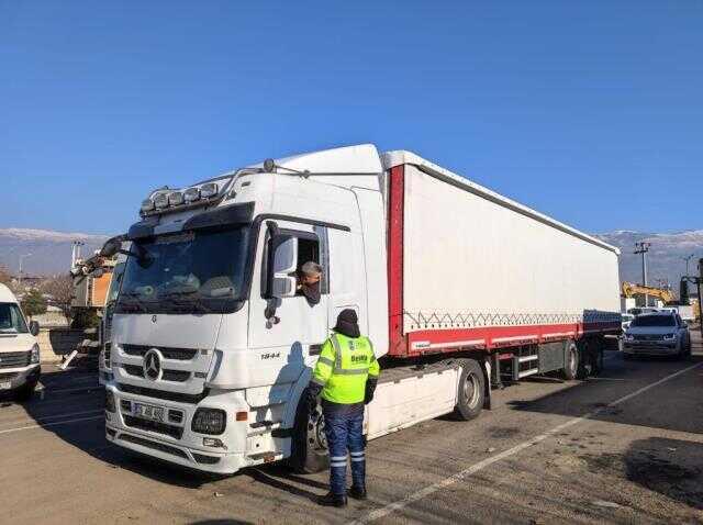 İş insanı Uğurcan Kapıdağ'ın deprem bölgesine yardımları sürüyor