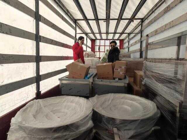 İş insanı Uğurcan Kapıdağ'ın deprem bölgesine yardımları sürüyor