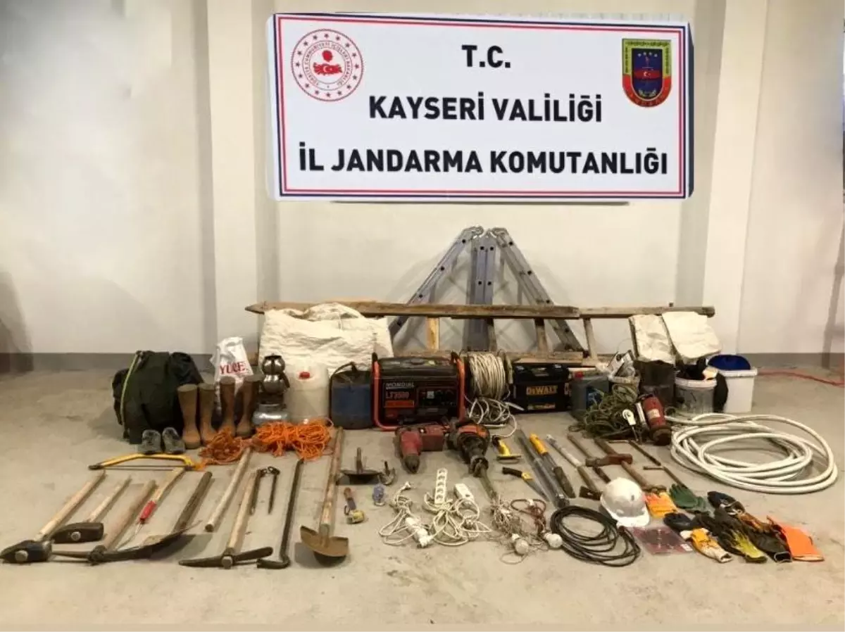 Jandarmadan izinsiz kazı yapan şahıslara suçüstü: 4 gözaltı