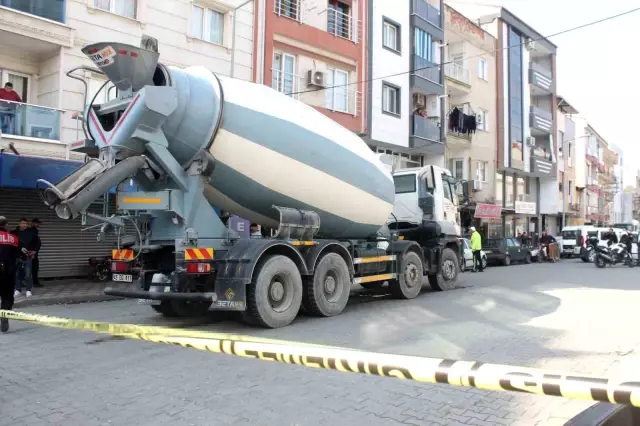 Kızını kurtardı, kendisi beton mikserinin altında can verdi