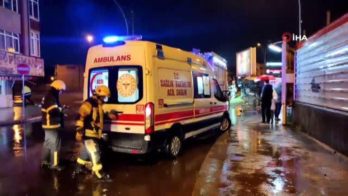 Kontrolden çıkan servis midibüsü binaya çarpıp yan yatarak durabildi