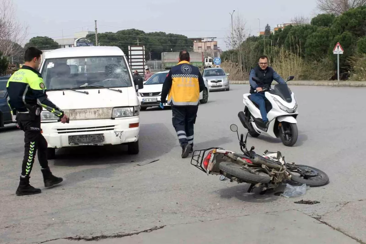 Minibüs ile motosiklet çarpıştı: 1 yaralı