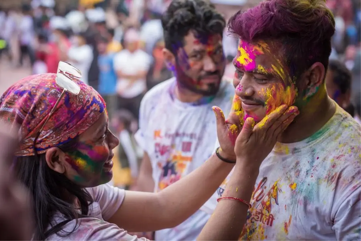 Nepal\'deki Holi Festivali\'nden Renkli Görüntüler