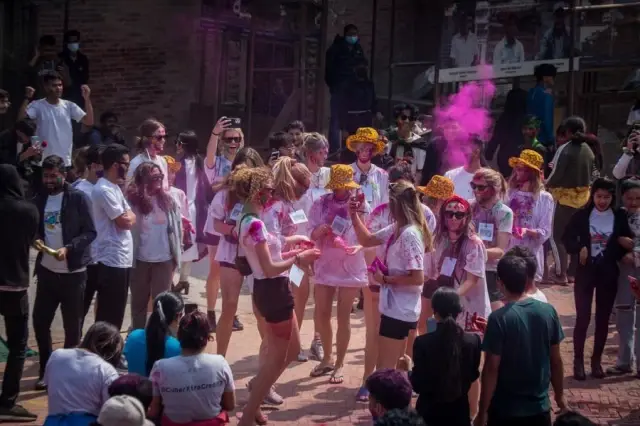 Nepal'deki Holi Festivali'nden Renkli Görüntüler