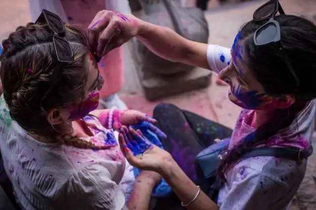 Nepal'deki Holi Festivali'nden Renkli Görüntüler