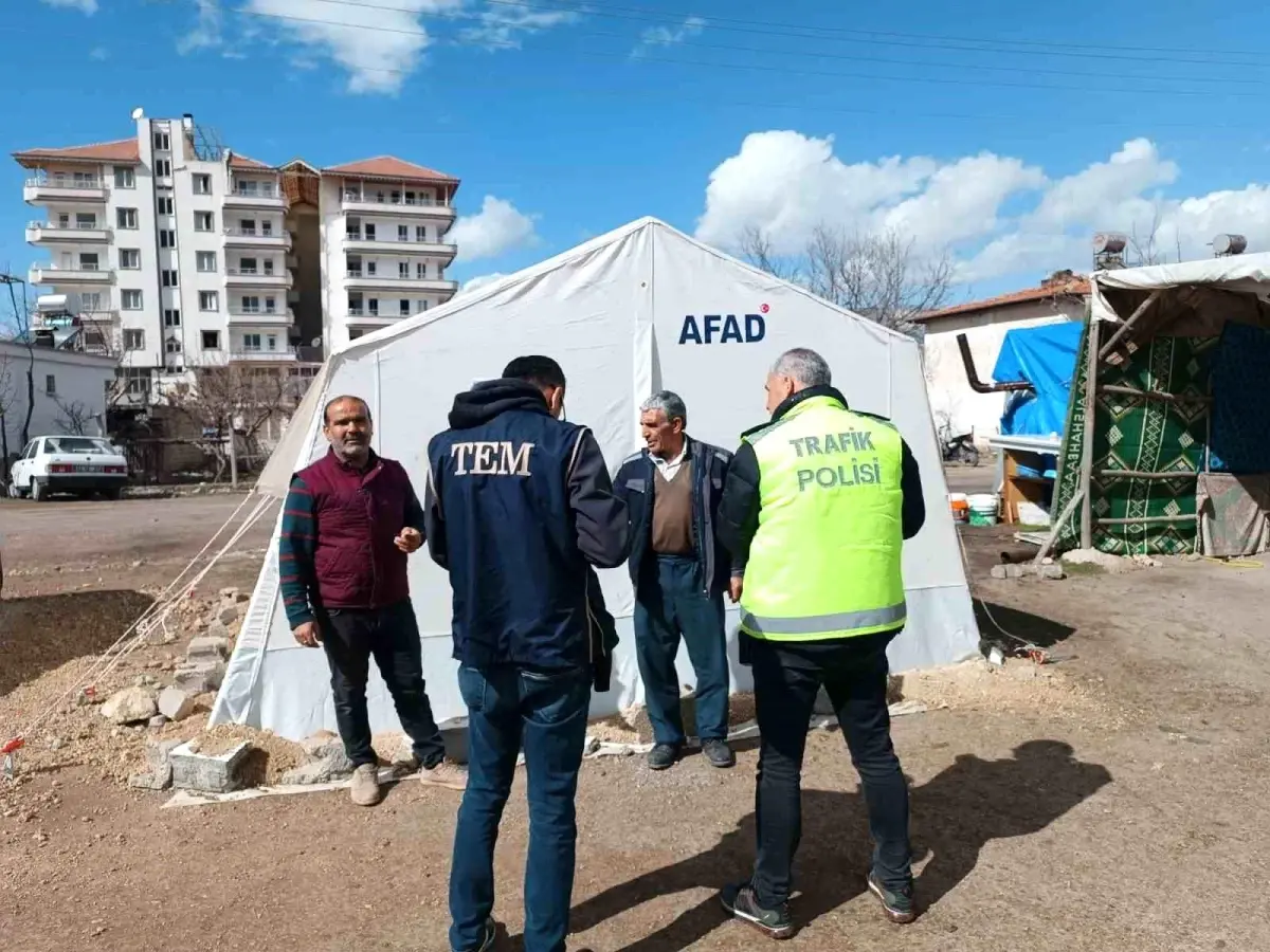 Polis ekipleri çadırları denetliyor