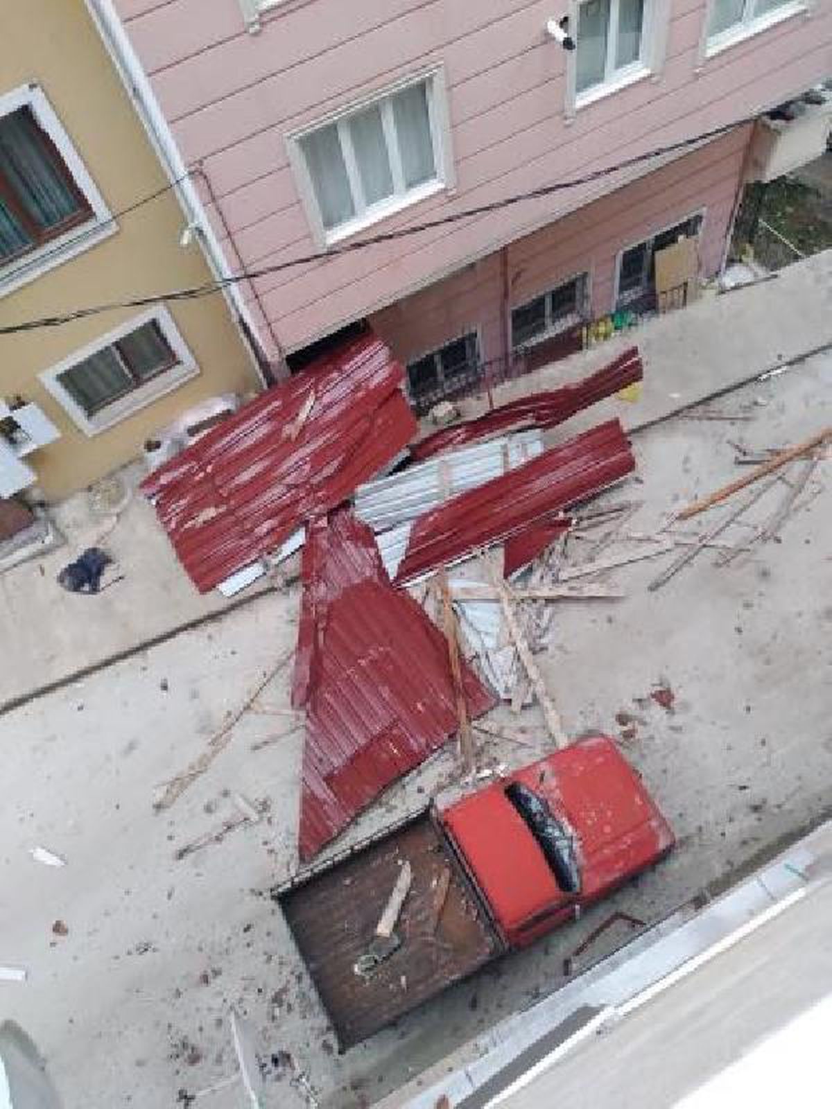 Rize'de fırtına; çatılar uçtu