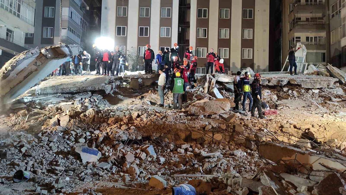 Şanlıurfa\'da çöken binada enkaz kaldırma çalışmaları sürüyor