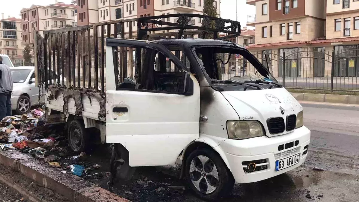 Seyir halinde alev alan pikap küle döndü, 14 yaşındaki çocuk yaralandı