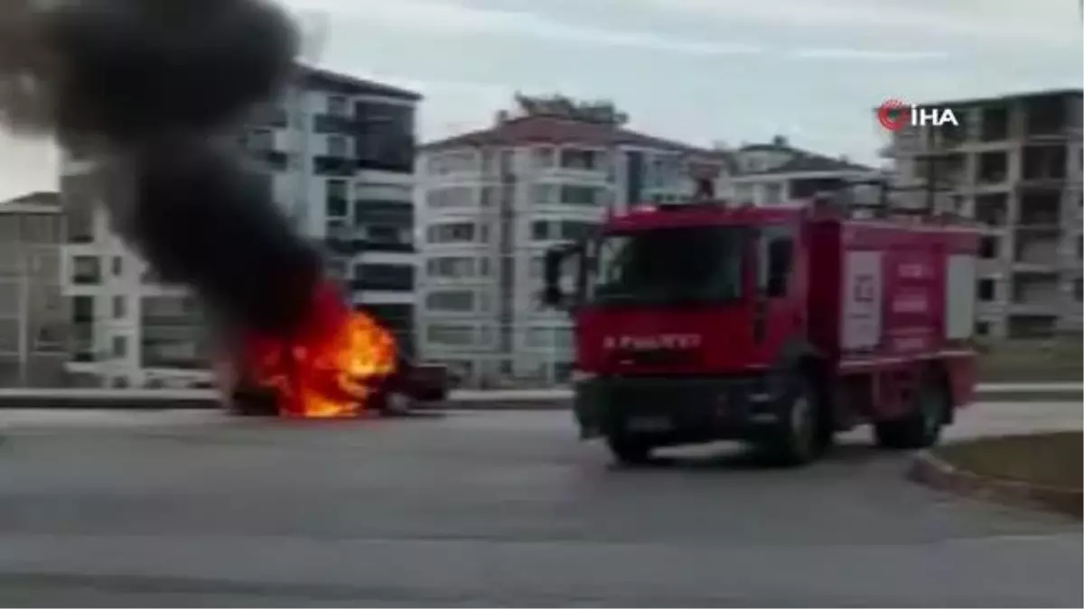 Seyir halindeki otomobil alev aldı