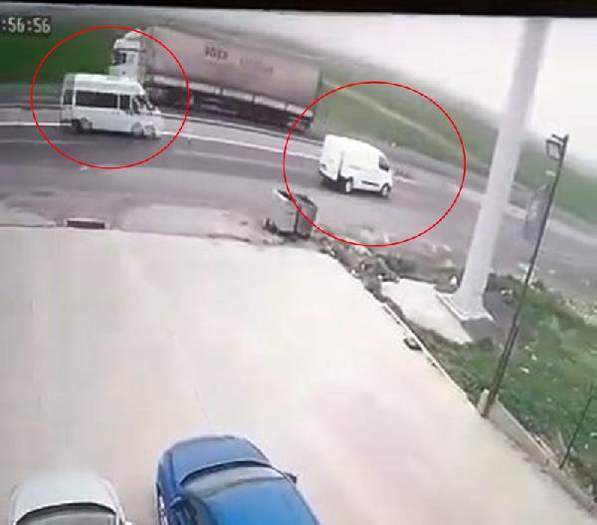 Şırnak\'ta kaza sonucu karşı şeride savrulan iki minibüse TIR çarptı: 8 yaralı (2)