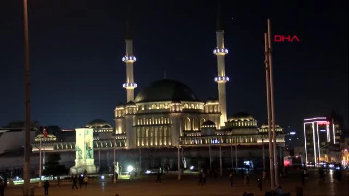 Taksim Camii\'nde Berat Kandili programı