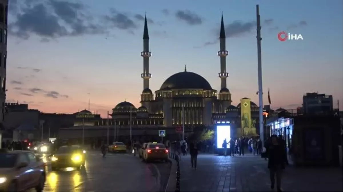 Taksim Meydanı\'ndan görüntülen Ay, kartpostallık manzara oluşturdu