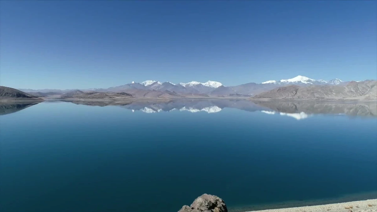 Tibet\'teki Yamdrok Gölü Baharın İlk Günlerindeki Manzarasıyla Büyüledi