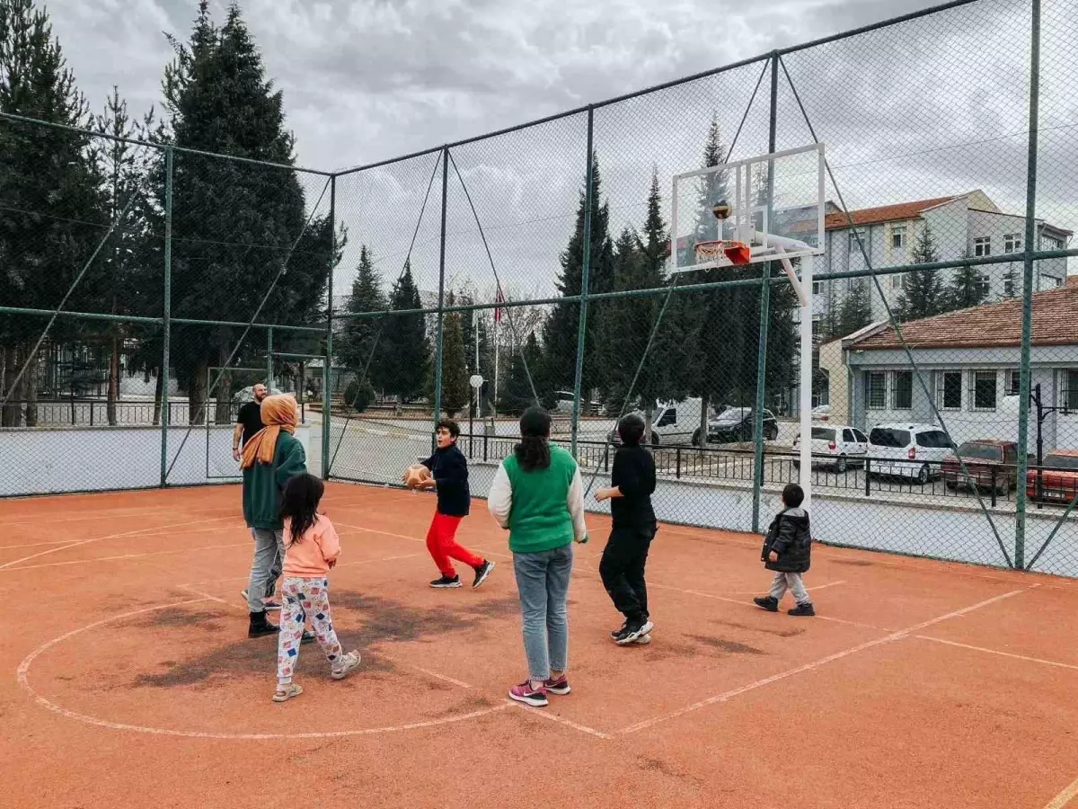 Uşak Üniversitesi\'nin depremzedelere destekleri sürüyor