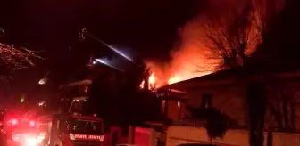 Üsküdar'da lüks villa alev alev yandı