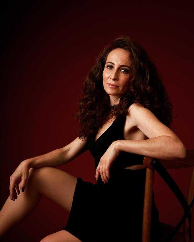 Yalı Çapkını dizisinin Esme'si Sezin Bozacı, pozlarıyla dikkat çekti