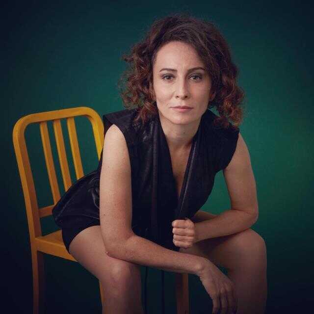 Yalı Çapkını dizisinin Esme'si Sezin Bozacı, pozlarıyla dikkat çekti