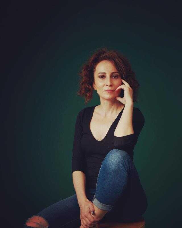 Yalı Çapkını dizisinin Esme'si Sezin Bozacı, pozlarıyla dikkat çekti