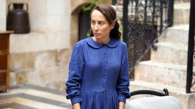 Yalı Çapkını dizisinin Esme'si Sezin Bozacı, pozlarıyla dikkat çekti