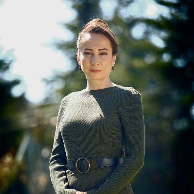 Yalı Çapkını dizisinin Esme'si Sezin Bozacı, pozlarıyla dikkat çekti