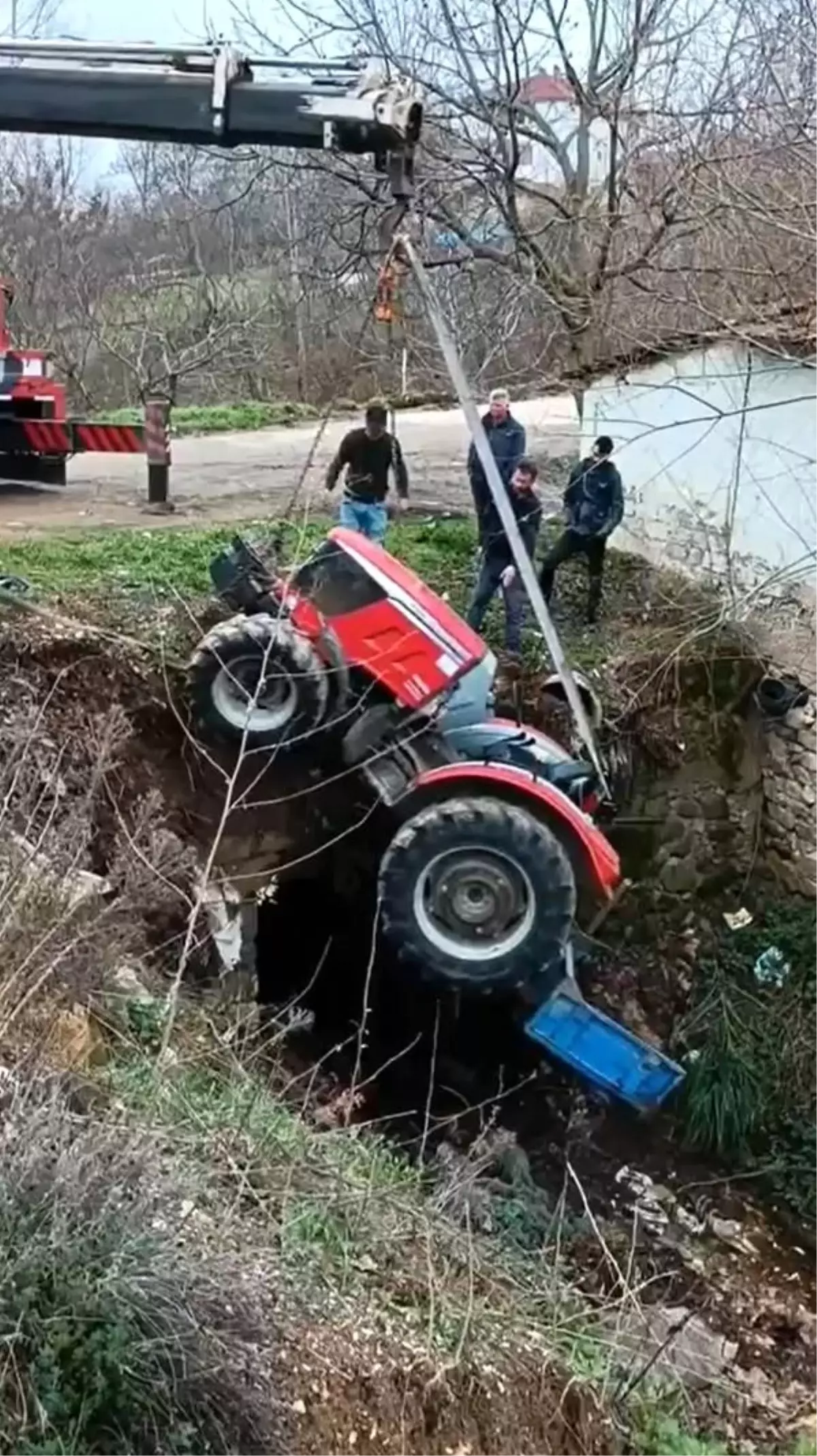 Yalova\'da kontrolden çıkan traktör dere yatağına düştü