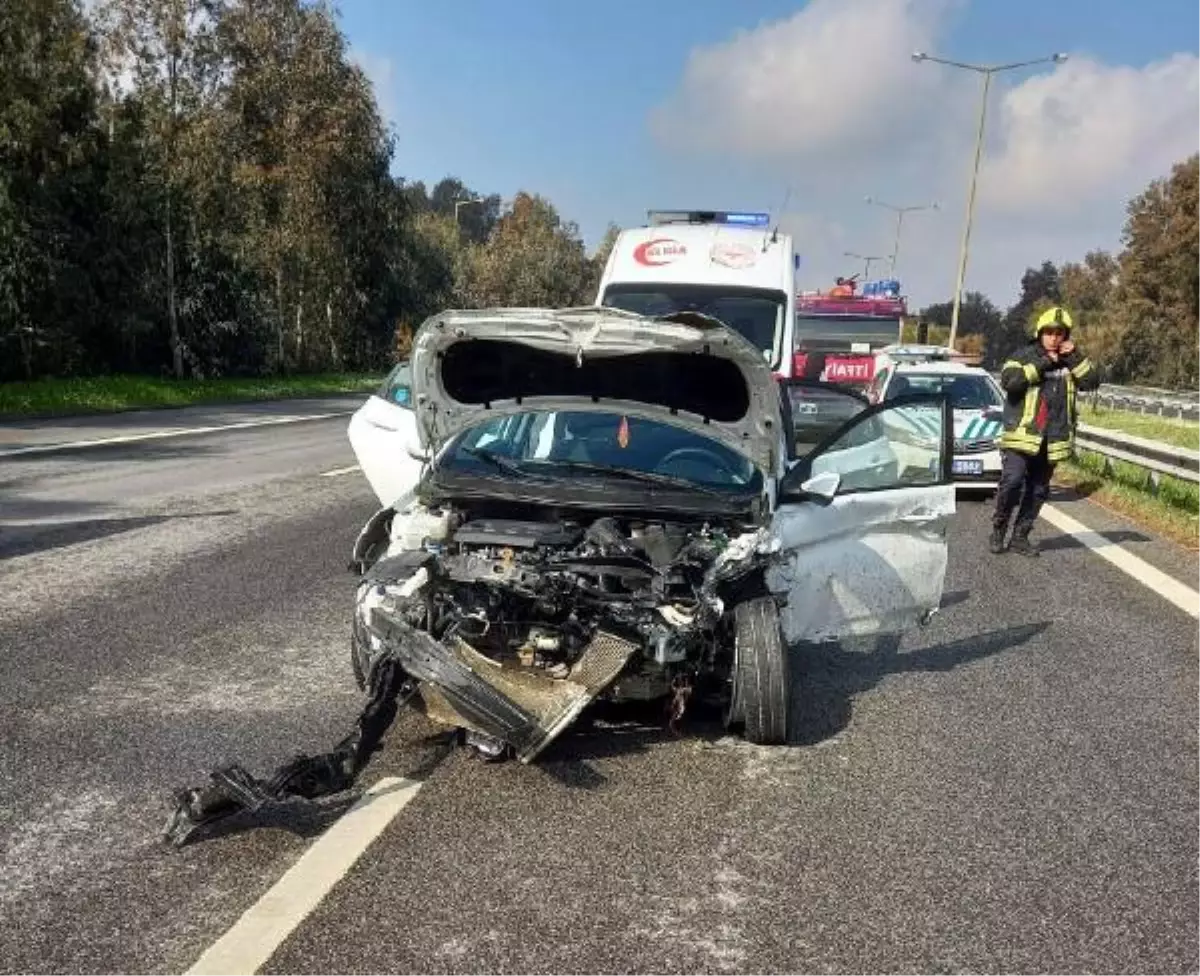 Yaralıya müdahale için ambulanstan inen sağlıkçılara otomobil çarptı: 1 ölü, 2 yaralı