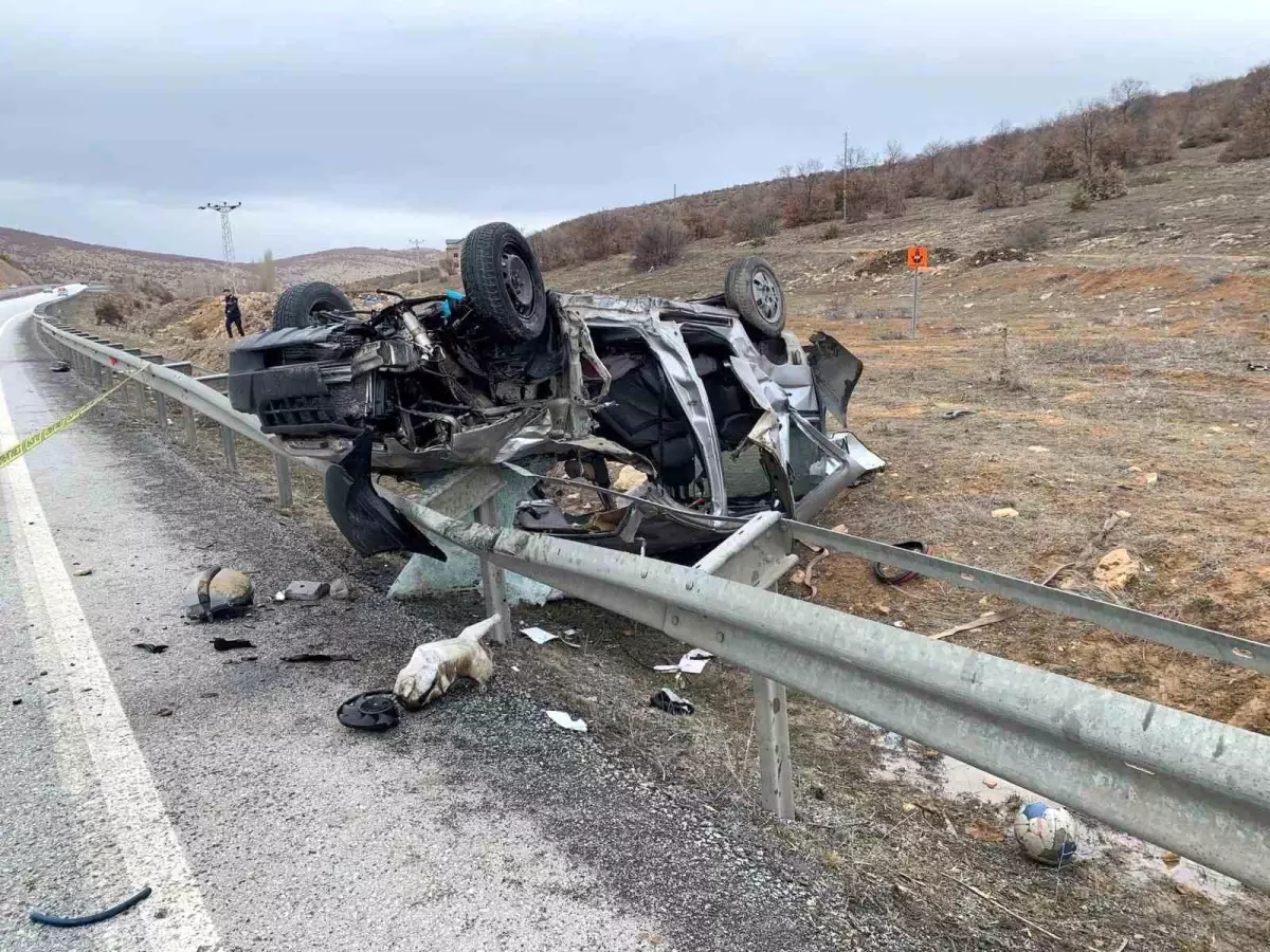 Yozgat\'ta bariyerlere çarpan araçtaki anne ve baba öldü, 2 çocuk yaralandı