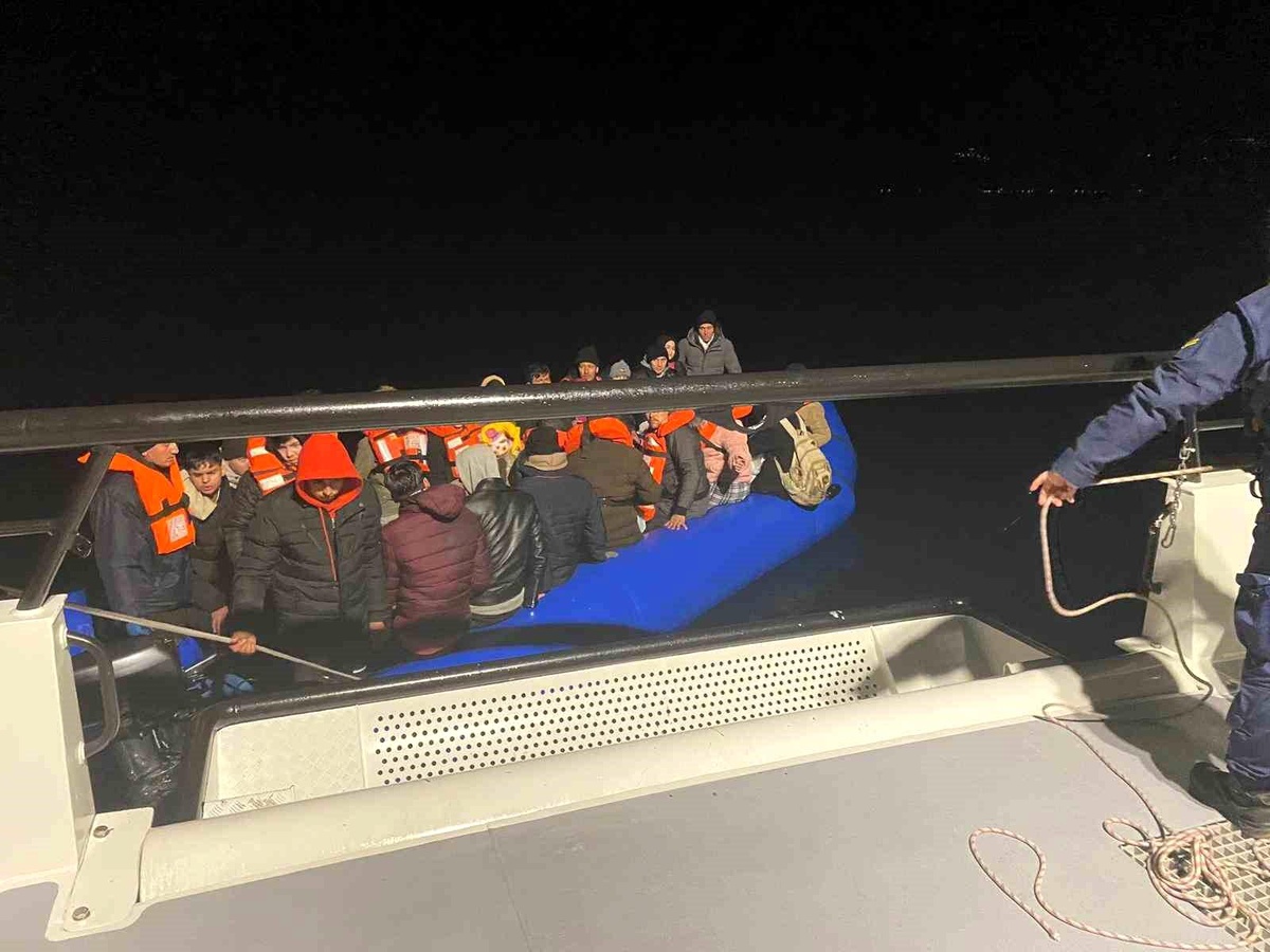 Yunan unsurlarınca ölüme terk edilen 82 göçmen kurtarıldı