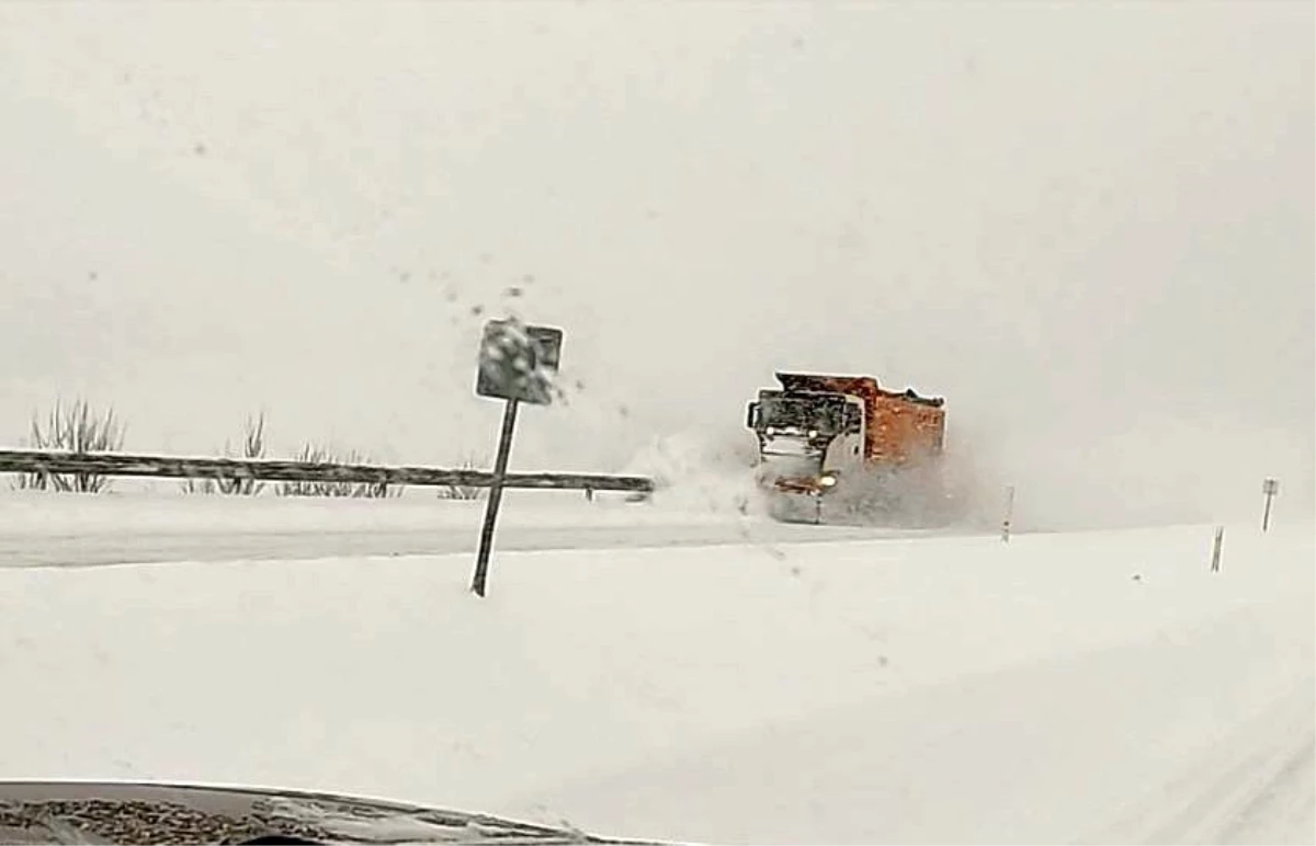 Ardahan\'ın yüksek kesimlerinde etkili olan kar yağışı ulaşımı olumsuz etkiledi