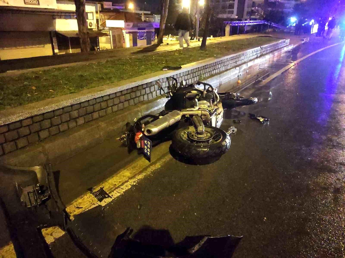 Aydın\'da motosikletli polis timi otomobille çarpıştı: 2 polis yaralı