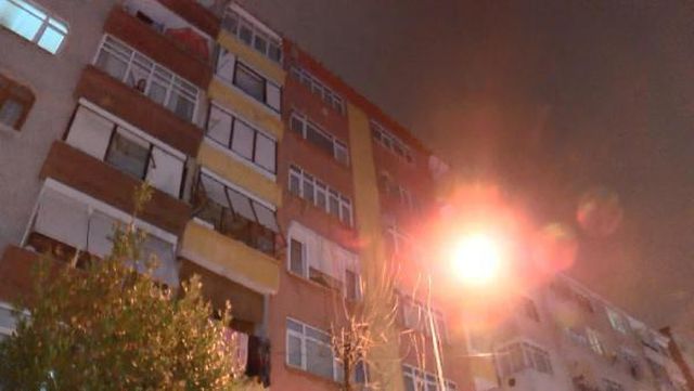Bahçelievler'de önündeki kaldırım çöken apartman tedbir amaçlı boşaltıldı Bahçelievler'de önündeki kaldırım çöken apartman tedbir amaçlı boşaltıldı