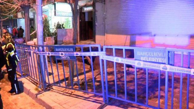 Bahçelievler'de önündeki kaldırım çöken apartman tedbir amaçlı boşaltıldı Bahçelievler'de önündeki kaldırım çöken apartman tedbir amaçlı boşaltıldı