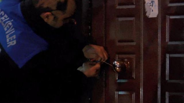 Bahçelievler'de önündeki kaldırım çöken apartman tedbir amaçlı boşaltıldı Bahçelievler'de önündeki kaldırım çöken apartman tedbir amaçlı boşaltıldı