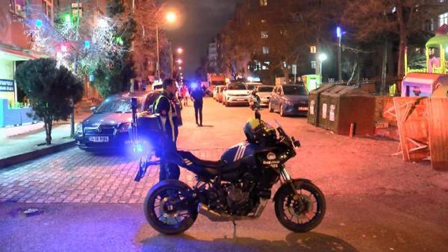 Bahçelievler'de önündeki kaldırım çöken apartman tedbir amaçlı boşaltıldı Bahçelievler'de önündeki kaldırım çöken apartman tedbir amaçlı boşaltıldı