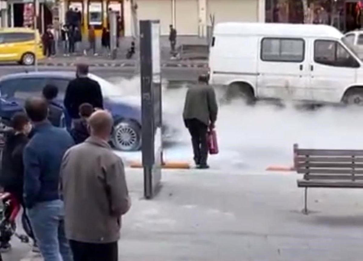 Batman\'da seyir halindeki otomobil ve kamyonet alev aldı