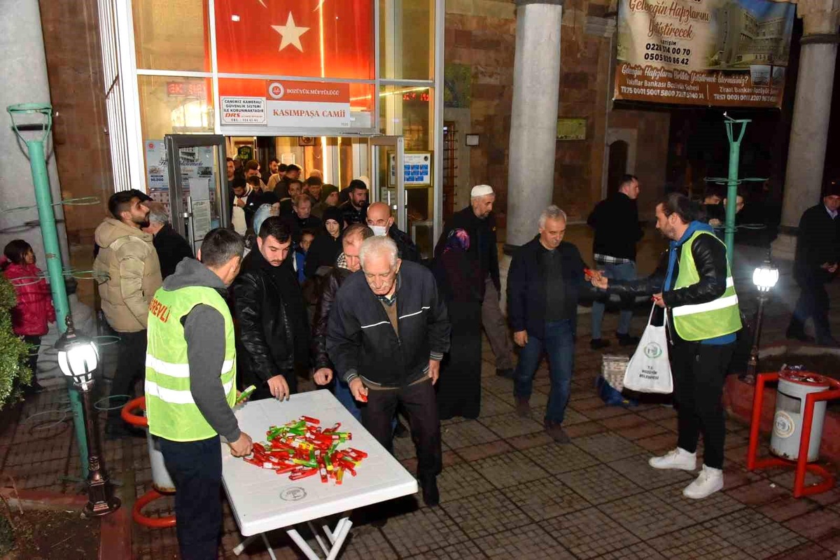 Bozüyük Belediyesi\'nden Berat Kandili\'nde şeker ikramı