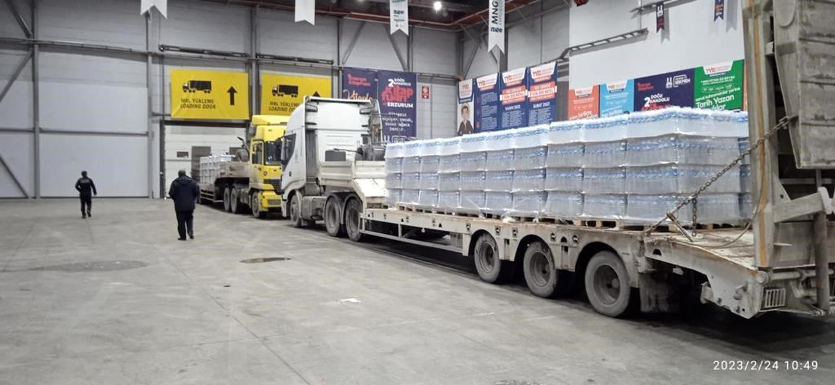 Büyükşehir\'in deprem bölgesine yardımları sürüyor