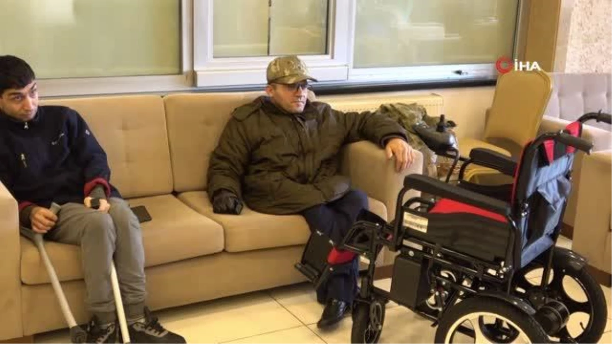 Depremzede özel kardeşler yeni akülü tekerlekli sandalyelerine kavuştu