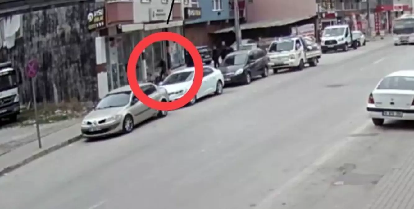 Dükkan sahibi kendi kiracısına sinirlenince camları levye ile kırdı...O anlar kamerada