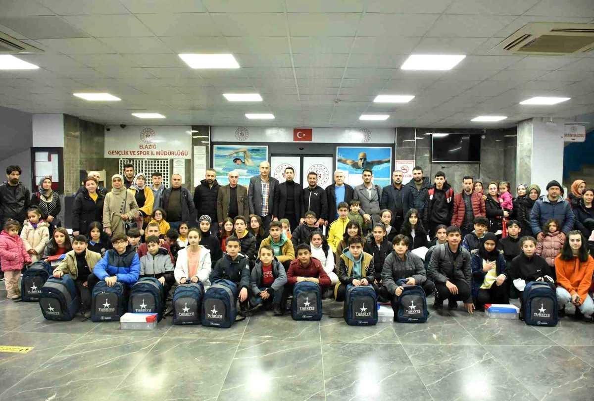 Elazığ\'da 51 sporcu ve 9 antrenöre spor malzemesi dağıtıldı