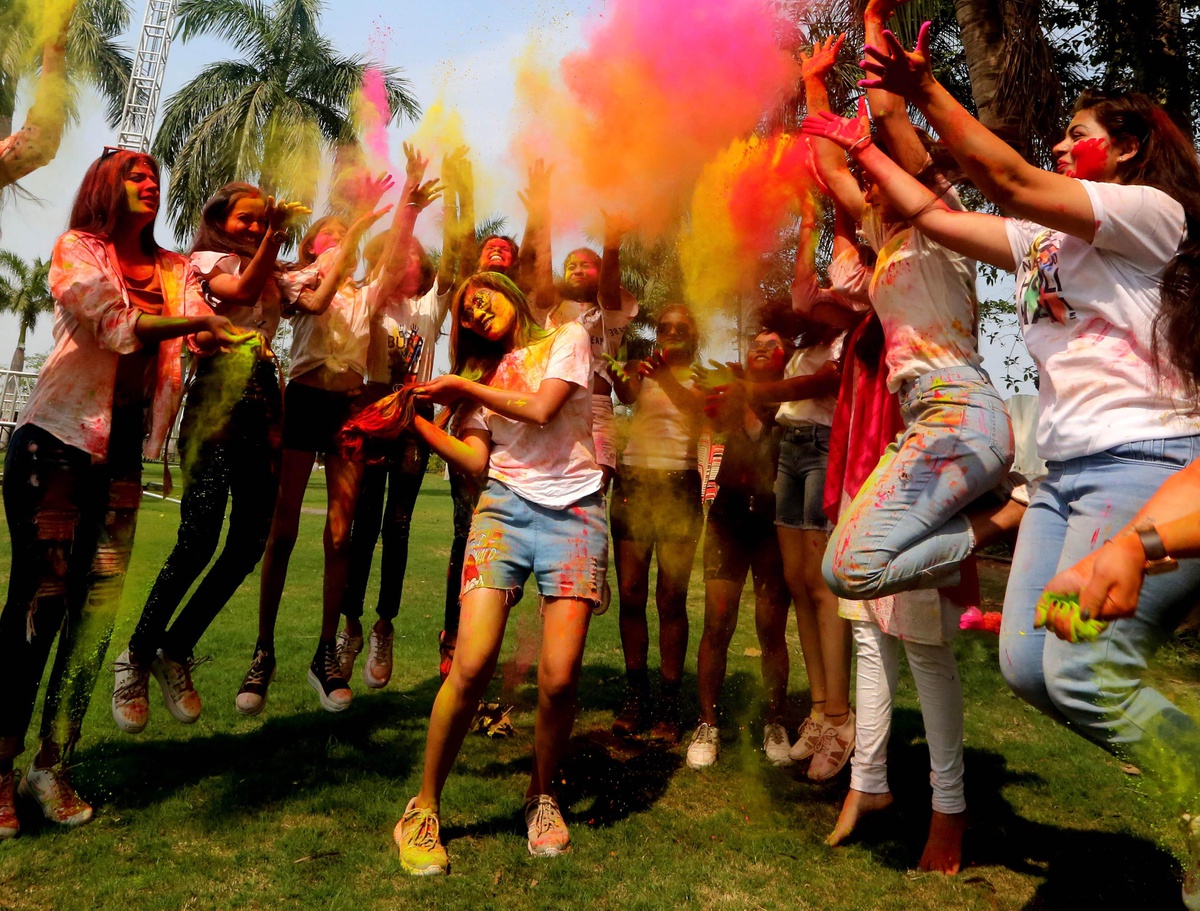 Hindistan\'daki Holi Festivali\'nden Renkli Görüntüler