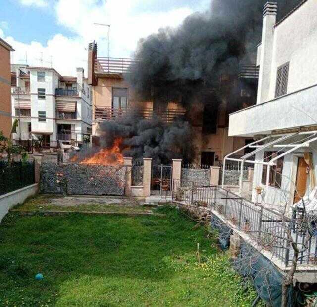 İtalya'da askeri eğitim uçakları havada çarpıştı: 2 ölü İtalya'da askeri eğitim uçakları havada çarpıştı: 2 ölü