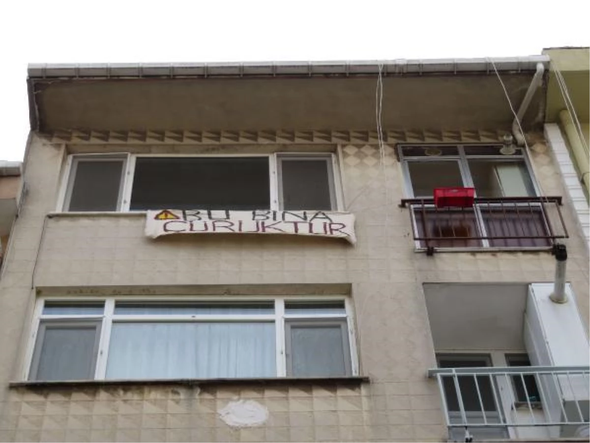 Kiracı olduğu evin balkonuna "Bu bina çürüktür" pankartı asıp daireyi boşalttı